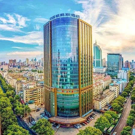 Days Hotel & Suites China Town---Five Minutes To Reach Changsha Station, The Metro Line 2 & Line 6 Are Nearby,Free Gym & Laundromat,Chinese And Western Buffet Breakfast Is Offered On The 31St Floor Ngoại thất bức ảnh